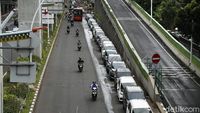 Waduh! Belasan Mobil Parkir di Bahu Jalan Trunojoyo
