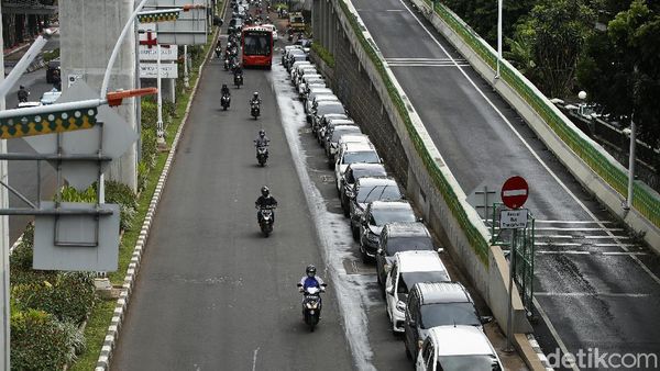 Waduh! Belasan Mobil Parkir di Bahu Jalan Trunojoyo