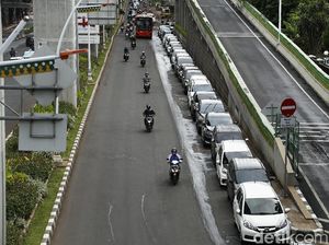 Waduh! Belasan Mobil Parkir di Bahu Jalan Trunojoyo