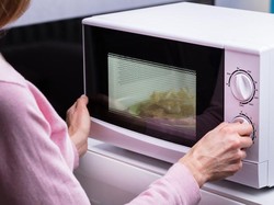 7 Makanan yang Tidak Boleh Dipanaskan dengan Microwave, Simak Yuk!