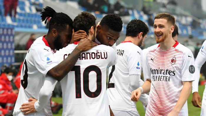 REGGIO NELLEMILIA, ITALY - DECEMBER 20: Rafael Leao (2r) of AC Milan celebrates with team mates (l - r) Franck Kessie, Hakan Calhanoglu and Alexis Saelemaekers after scoring their sides second goal during the Serie A match between US Sassuolo and AC Milan at Mapei Stadium - Città del Tricolore on December 20, 2020 in Reggio nellEmilia, Italy. Sporting stadiums around Italy remain under strict restrictions due to the Coronavirus Pandemic as Government social distancing laws prohibit fans inside venues resulting in games being played behind closed doors. (Photo by Alessandro Sabattini/Getty Images)