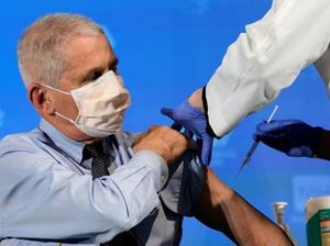 Pakar Kesehatan Top AS Disuntik Vaksin Corona dalam Siaran Langsung