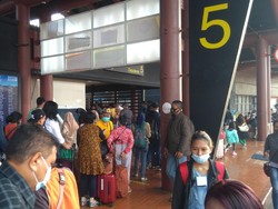 Antrean Panjang Mengular di Terminal Keberangkatan Bandara Soetta Pagi Ini