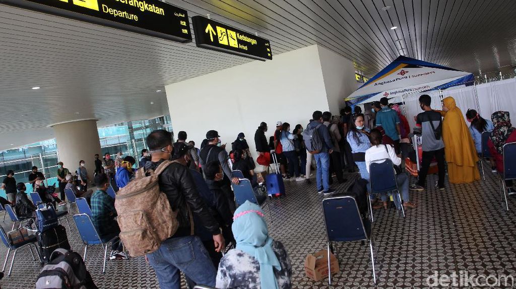 Antrean Panjang Rapid Test Antigen di Bandara YIA Yogya Antrean Panjang Rapid Test Antigen di Bandara YIA Yogya