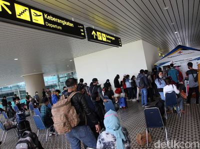Antrean Panjang Rapid Test Antigen di Bandara YIA Yogya