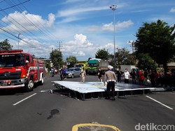 Ngeri! Baliho Raksasa di Boyolali Tiba-tiba Roboh ke Tengah Jalan