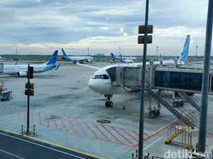 Tak Ada Peluit, Ini Peralatan Si Tukang Parkir Pesawat Tak Ada Peluit, Ini Peralatan Si Tukang Parkir Pesawat