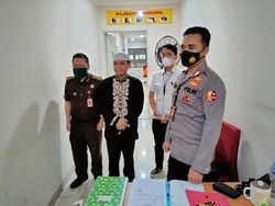 Polri Serahkan Gus Nur dan Barang Bukti Kasus Ujaran Kebencian ke Kejagung