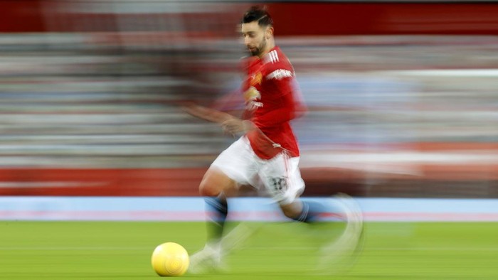 MANCHESTER, ENGLAND - DECEMBER 12: Bruno Fernandes of Manchester United  runs with the ball  during the Premier League match between Manchester United and Manchester City at Old Trafford on December 12, 2020 in Manchester, England. The match will be played without fans, behind closed doors as a Covid-19 precaution. (Photo by Phil Noble - Pool/Getty Images)