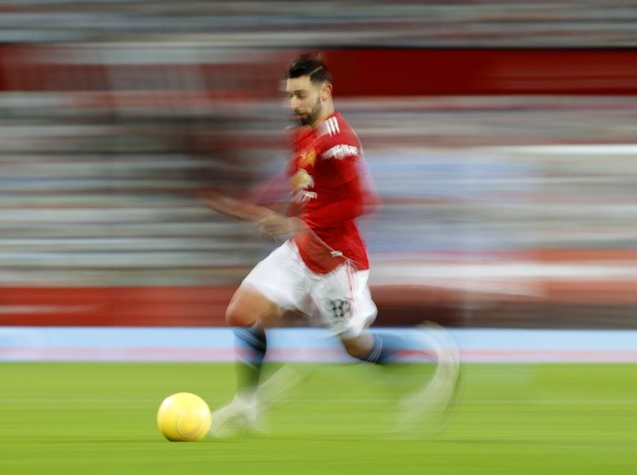 MANCHESTER, ENGLAND - DECEMBER 12: Bruno Fernandes of Manchester United  runs with the ball  during the Premier League match between Manchester United and Manchester City at Old Trafford on December 12, 2020 in Manchester, England. The match will be played without fans, behind closed doors as a Covid-19 precaution. (Photo by Phil Noble - Pool/Getty Images)