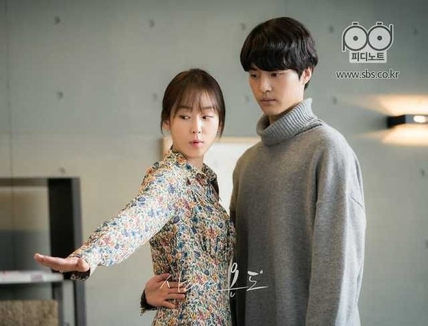 Ciptakan Ruang yang Penuh Kasih/hancinema.net Menciptakan ruang yang penuh kasih adalah cara yang bisa membuat mereka berbagi perasaannya dan ini adalah bagian penting untuk mengatasi traumanya