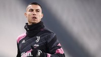 Terakhir, Cristiano Ronaldo masuk dalam daftar buruan. Juventus dikabarkan siap melepas CR7 karena gajinya yang selangit (AP/Fabio Ferrari)