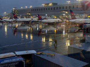 Nekat! Penumpang Melompat Keluar Saat Pesawat akan Lepas Landas