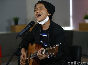 Danes Rabani Bawakan Lagu Kita Hadapi Danes Rabani Bawakan Lagu Kita Hadapi