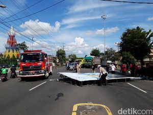 Foto-foto Baliho Raksasa yang Roboh di Boyolali