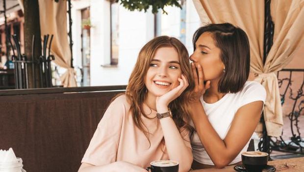 mengobrol bersama teman