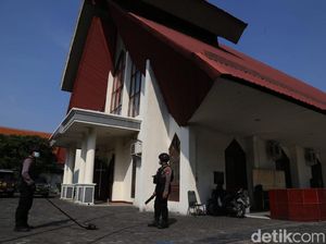 Jelang Misa Natal, Gereja di Surabaya Disterilisasi dan Cek Prokes Jelang Misa Natal, Gereja di Surabaya Disterilisasi dan Cek Prokes