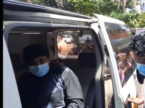 Reaktif COVID-19, Haikal Hassan Dibawa Ambulans ke RS Polri Reaktif COVID-19, Haikal Hassan Dibawa Ambulans ke RS Polri