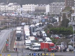 Inggris Dikucilkan, Ribuan Truk Telantar di Perbatasan