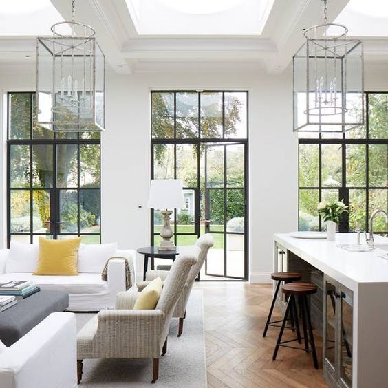 Buat jendela secukupnya saja, hanya perlu pastikan sirkulasi udara dalam rumah tetap berputar.