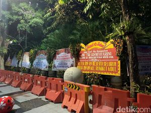 Karangan Bunga Risma Jadi Mensos Terus Mengalir ke Balai Kota Hingga Malam