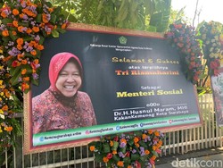 Hanya Empat Karangan Bunga Ucapan yang Menghiasi Rumah Dinas Risma