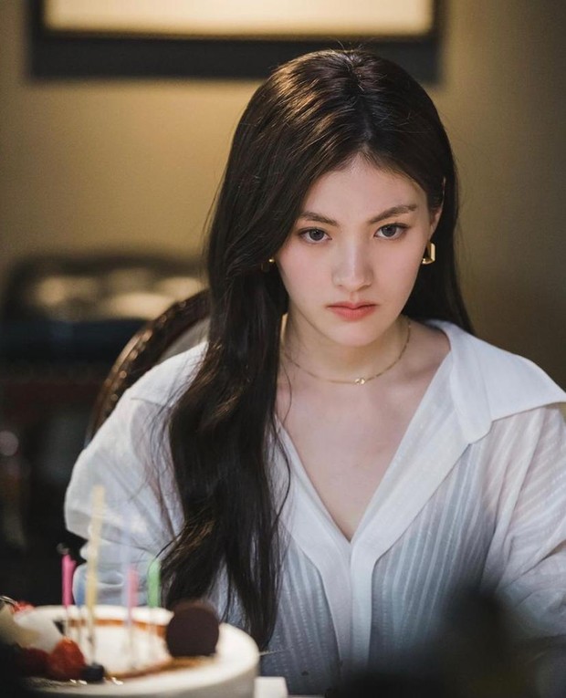 Setelah berperan sebagai Ki Yu-Ri dalam drama korea Tale of The Nine Taled, paras cantik Kim Yong-Ji semakin menjadi sorotan warganet.