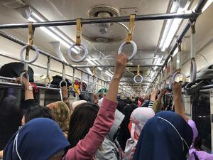 Jelang Long Weekend, Gerbong KRL Arah Bogor Sempat Padat Malam Ini