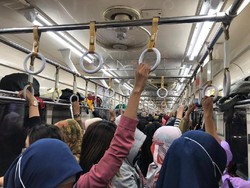 Jelang Long Weekend, Gerbong KRL Arah Bogor Sempat Padat Malam Ini