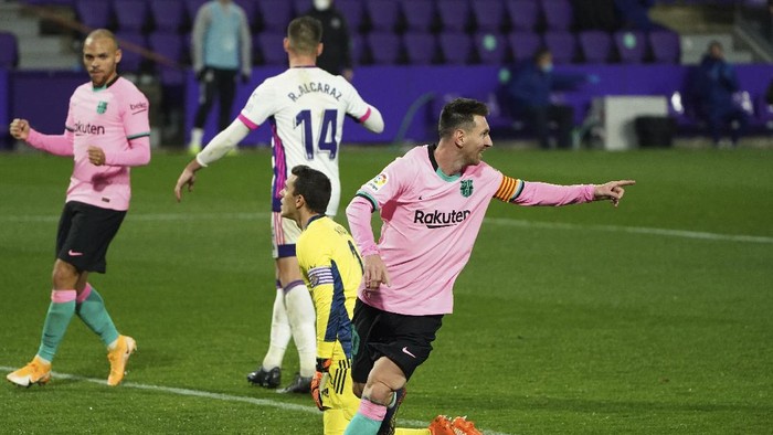 Barcelonas Lionel Messi celebrates after scoring his sides third goal during a Spanish La Liga soccer match between Valladolid and Barcelona at the Jose Zorrilla stadium in Valladolid, Spain,Tuesday Dec. 22, 2020. (Cesar Manso/Pool via AP)