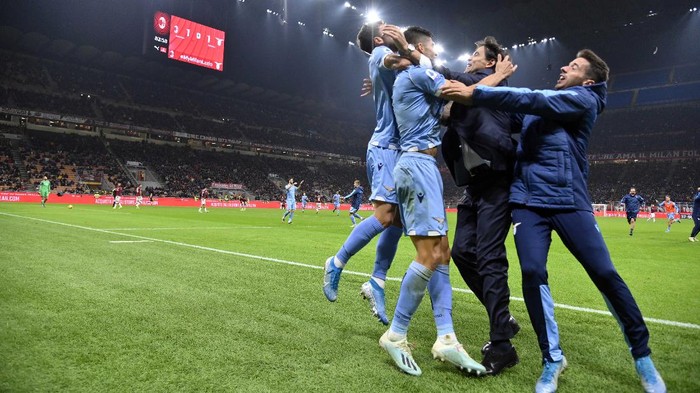 MILAN, ITALY - NOVEMBER 03:  Joaquin Correa of SS lazio celebrates a second goal with his team mates during the Serie A match between AC Milan and SS Lazio at Stadio Giuseppe Meazza on November 3, 2019 in Milan, Italy.  (Photo by Marco Rosi/Getty Images)