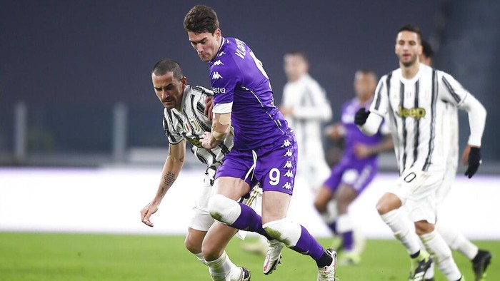 Fiorentinas Dusan Vlahovic, center, in action during the Serie A soccer match between Juventus and Fiorentina, at the Allianz Stadium in Turin, Italy, Tuesday, Dec. 22, 2020. (Fabio Ferrari/LaPresse via AP)