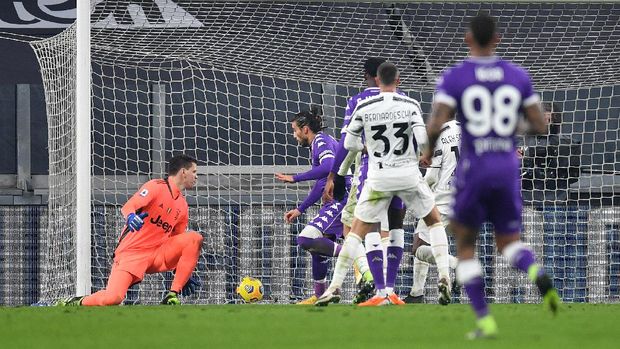 TURIN, ITALY - DECEMBER 22: Martin Cáceres of Fiorentina scores his team's third goal during the Serie A match between Juventus and ACF Fiorentina at Allianz Stadium on December 22, 2020 in Turin, Italy.  Italy's sports stadiums remain under strict restrictions due to the coronavirus pandemic, as the government's social distancing laws prohibit fans within venues, causing games to be played behind closed doors.  (Photo by Valerio Pennicino / Getty Images)