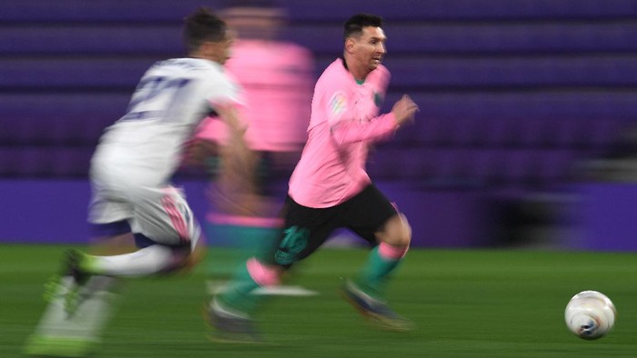 VALLADOLID, SPAIN - DECEMBER 22: Lionel Messi of Barcelona runs past Michel of Valladolid during the La Liga Santander match between Real Valladolid CF and FC Barcelona at Estadio Municipal Jose Zorrilla on December 22, 2020 in Valladolid, Spain. Sporting stadiums around Spain remain under strict restrictions due to the Coronavirus Pandemic as Government social distancing laws prohibit fans inside venues resulting in games being played behind closed doors. (Photo by Octavio Passos/Getty Images)