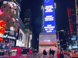 Maruli Terpampang di Time Square New York Maruli Terpampang di Time Square New York