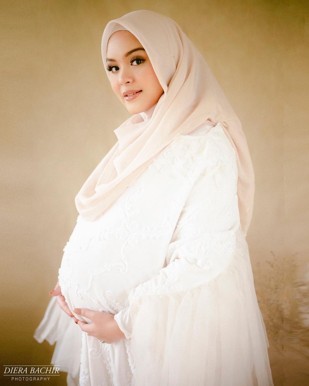 Potret maternity ala Vebby Palwinta