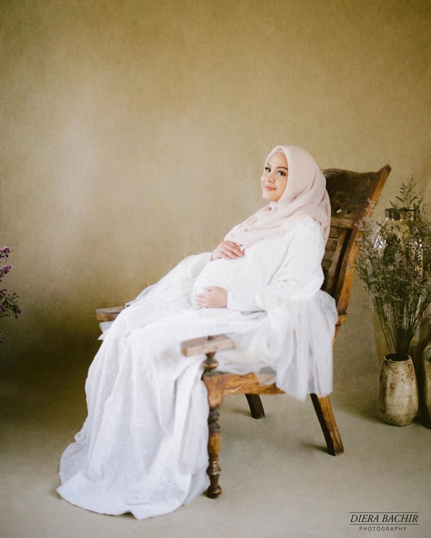 Potret maternity ala Vebby Palwinta