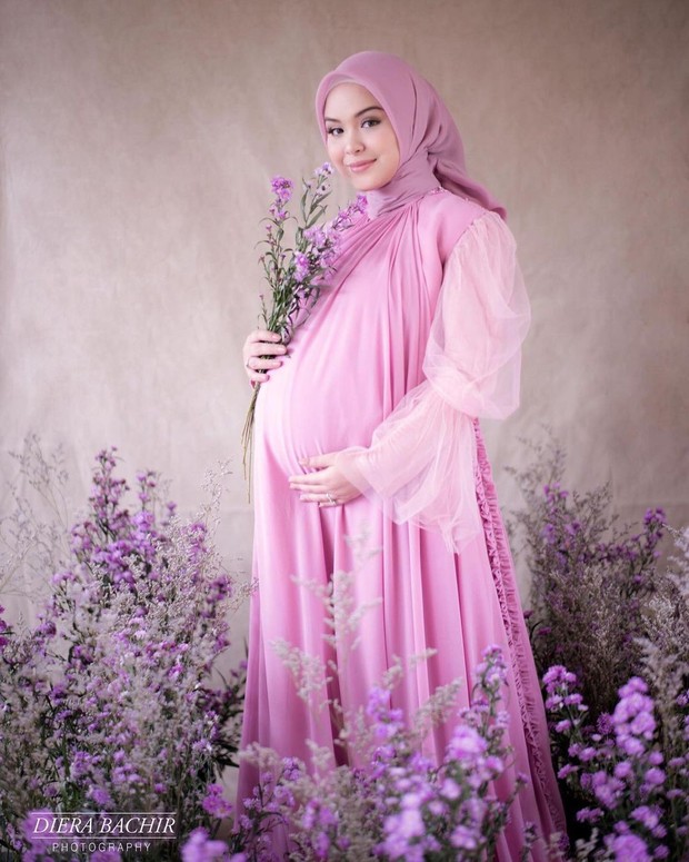 Potret maternity ala Vebby Palwinta