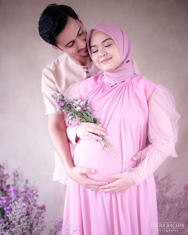 Potret maternity ala Vebby Palwinta