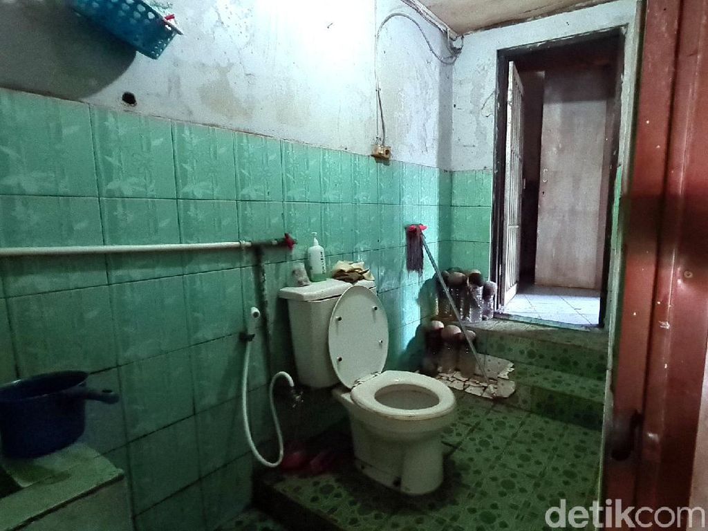 Melihat Lorong Rahasia Tempat Menyimpan Ribuan Botol Miras di Sukabumi Melihat Lorong Rahasia Tempat Menyimpan Ribuan Botol Miras di Sukabumi