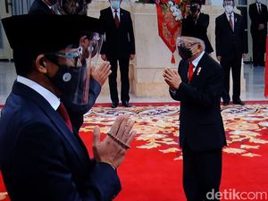 Gaya Sandiaga Uno Genggam Tasbih di Pelantikan Menteri