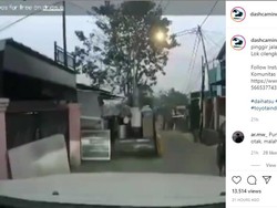 Duh! Parkir Mobil Sembarangan Sampai Nyusahin Pengendara Lain, Netizen: Coba yang Lewat Tank