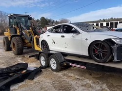 Elon Musk Bisa Ngambek, Mobil Listrik Tesla Diubah Pakai Mesin Bensin