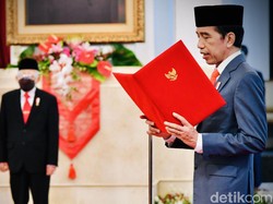 Jokowi Lantik Eks Jubir COVID-19 Jadi Ketua Dewas BPJS Kesehatan