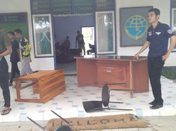 Tak Terima Gaji 4 Bulan, Pegawai Dishub Dompu NTB Rusak-Segel Kantor