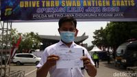 Foto Pemudik Rapid Test Antigen di KM 19 Tol Cikampek