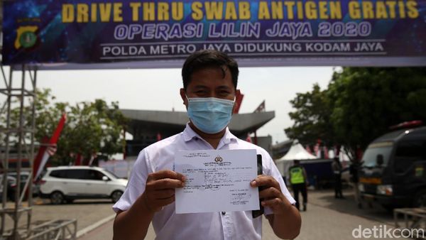 Foto Pemudik Rapid Test Antigen di KM 19 Tol Cikampek