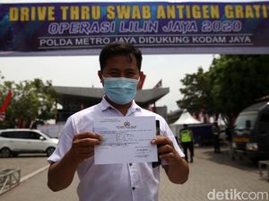 Foto Pemudik Rapid Test Antigen di KM 19 Tol Cikampek