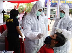 Antusiasme Pemudik Ikut Rapid Test Antigen Gratis di Tol Japek