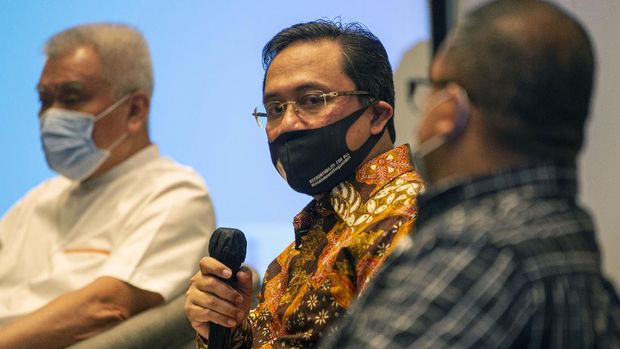 PENGURUS BARU PP PBSI Ketua Umum Pengurus Pusat Persatuan Bulu Tangkis Seluruh Indonesia (PP PBSI) Agung Firman Sampurna (tengah) didampingi Ketua Harian PP PBSI Alex Tirta (kiri) dan Wakil Ketua Umum II PP PBSI Eduart Wolok (kanan) memberikan keterangan pers di Jakarta, Rabu (23/12/2020). Dalam kesempatan tersebut Agung Firman mengumumkan pejabat-pejabat baru dalam struktur organisasi Pengurus Pusat PBSI masa bakti 2020-2024. ANTARA FOTO/Aditya Pradana Putra/foc.